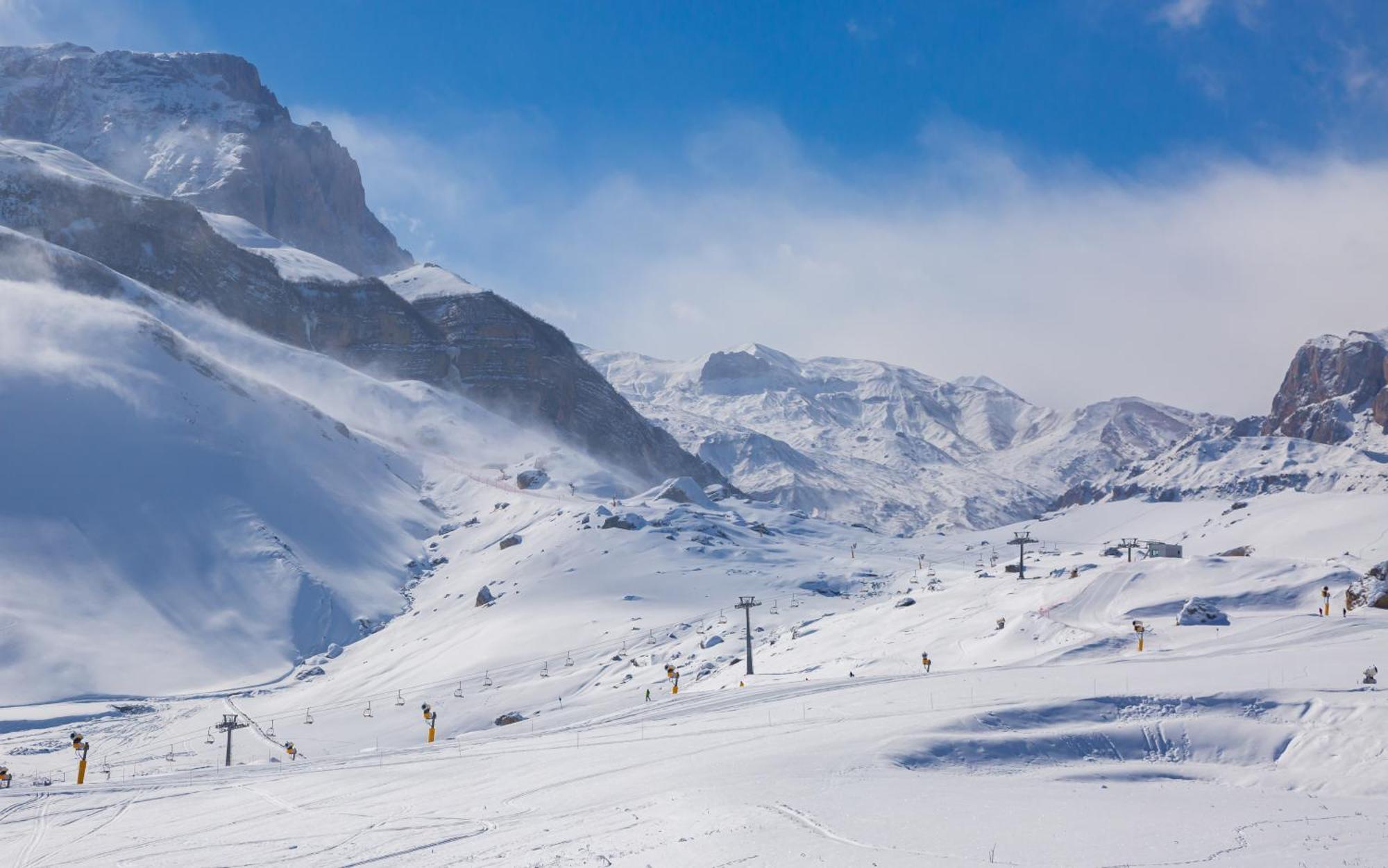 Park Chalet, Shahdag, Autograph Collection Kültér fotó Ski resort in the Pamir Mountains